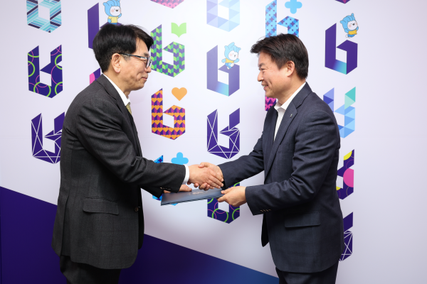 10일 하정수 신임 사장이 조용익 부천시장에게 임명장을 받고 있다. 부천시 제공