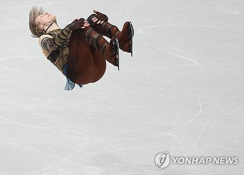백플립 기술 구사하는 미국 피겨 스타 말리닌. 연합뉴스