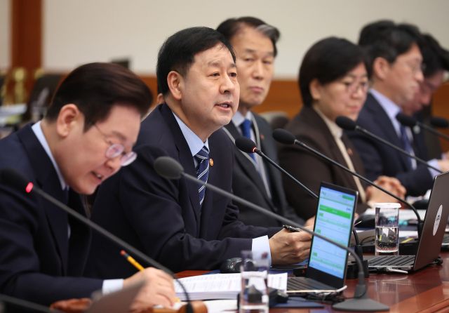 구윤철 부총리 겸 재정경제부 장관이 10일 청와대에서 열린 국무회의에서 발언하고 있다. 연합뉴스