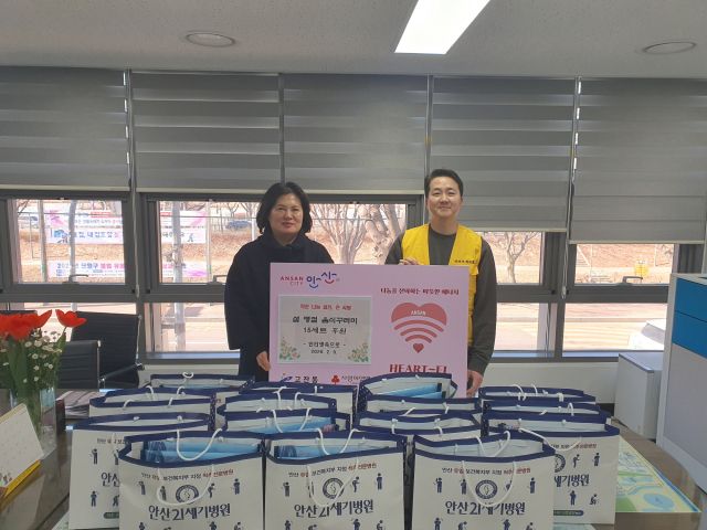 안산시 단원구 고잔동 행정복지센터에서 인터넷속으로 봉사단 김진희 단장이 설 명절을 맞아 저소득층을 위한 떡국떡과 김 세트를 전달하고 있다. 고잔동 행정복지센터 제공