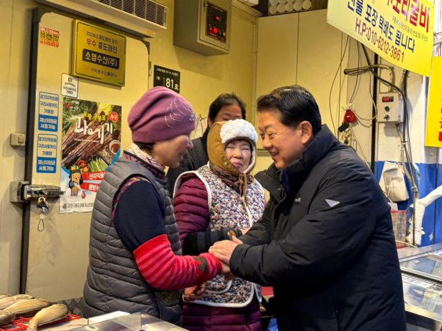김병주 의원이 구리시에 위치한 구리농수산물도매시장 수산동을 찾아 수산물 수급 현황을 점검하고 있다. 의원실 제공