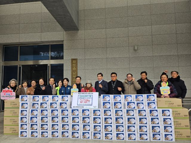 남양주 궁중요리연구회가 설 명절을 맞아 화도읍 취약 계층 위해 떡과 계란을 기탁했다. 남양주시 제공