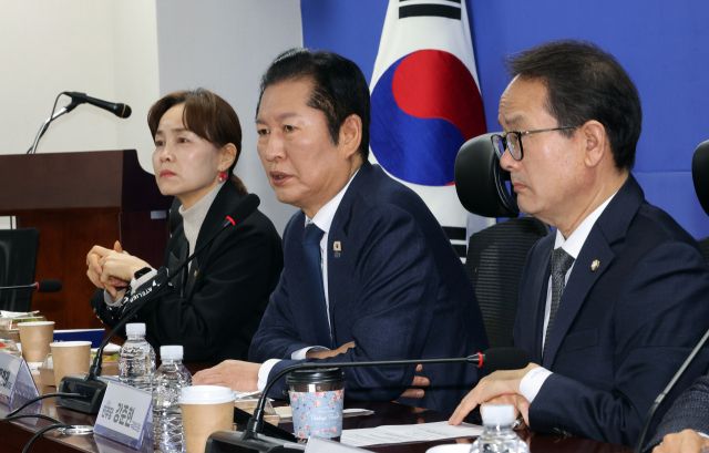 더불어민주당 정청래 대표가 10일 국회 의원회관에서 재선 의원들을 만나 간담회를 열고 있다. 연합뉴스