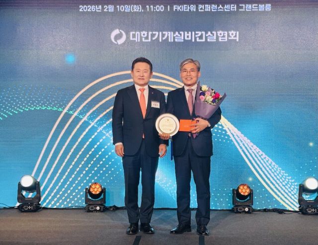 허용주 대한기계설비건설협회 제13대 회장(왼쪽)과 조인호 12대 회장이 조인호 회장의 추대패 수여후 기념촬영을 하고 있다. 한양경제 나경식 기자