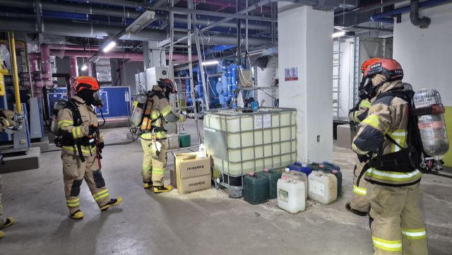 인천 부평구 부개2동 아파트 수영장 기계실 염소가스 누출 현장. 인천소방본부 제공