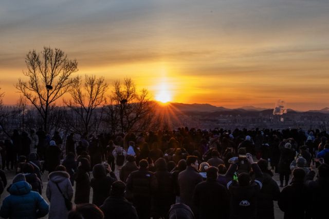 새해를 맞아 인천 계양산을 찾은 사람들이 일출을 감상하고 있다. 계양구 제공