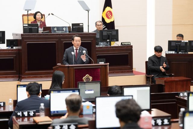 유정복 인천시장이 10일 인천시의회에서 열린 제306회 임시회의 제3차 본회의에서 발언하고 있다. 인천시의회 제공
