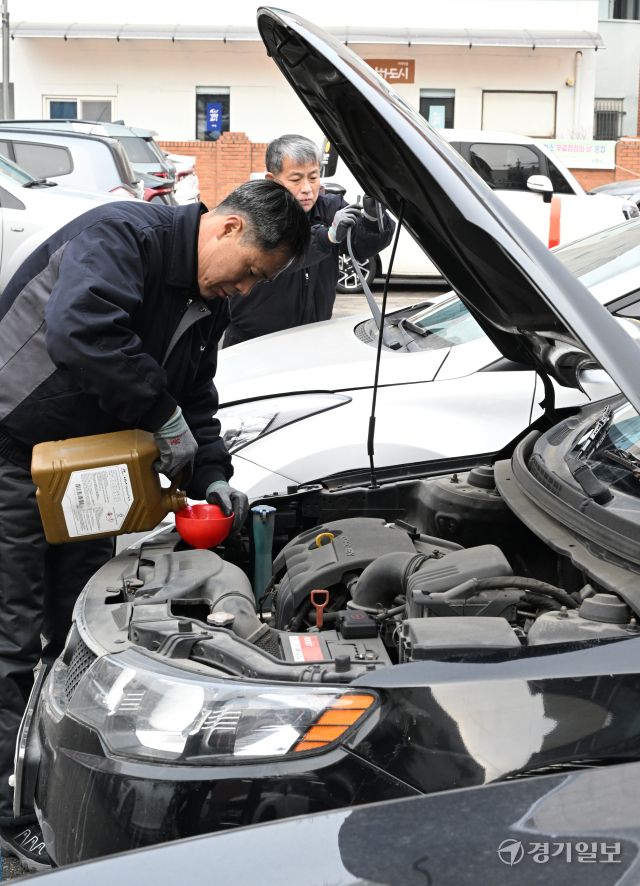 10일 인천 중구 경동 공영주차장에서 인천중구시설관리공단 관계자들이 설 명절을 앞두고 구민들의 안전한 귀성길을 위한 '민관공 합동 차량 및 배출가스 무상점검 서비스’를 실시하고 있다.조병석기자