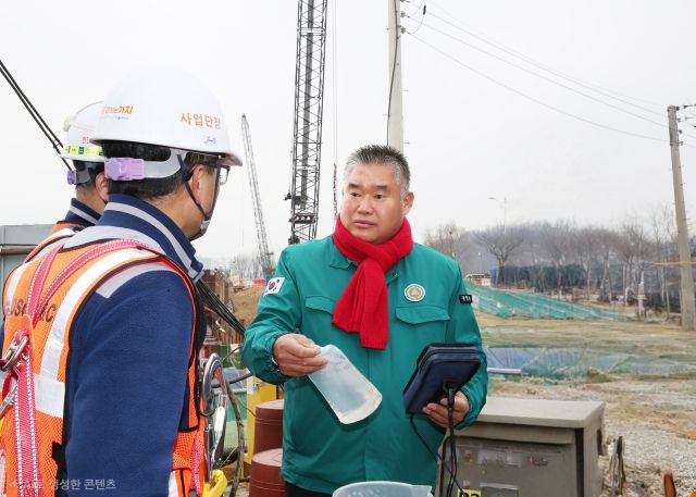 이재한 광명시의원이 지난 10일 광명서울고속도로 공사 현장을 찾아 운영 실태를 정밀 점검하고 있다. 이재한 광명시의원 제공