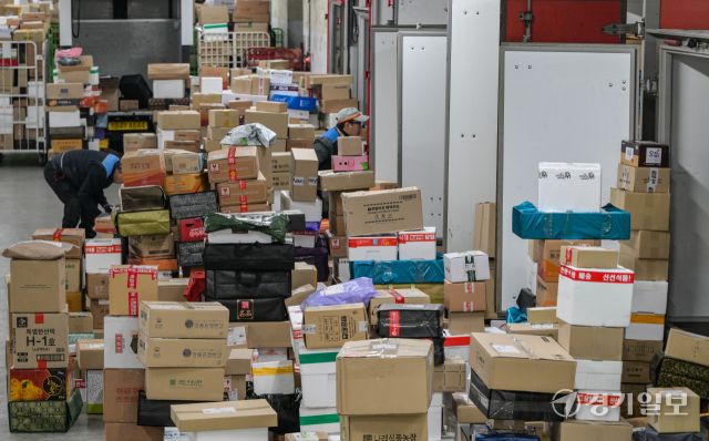 설 연휴를 앞둔 11일 오전 수원특례시 영통구 수원우편집중국에서 직원들이 우편물을 분주히 분류하고 있다. 우정사업본부는 오는 20일까지 특별소통 비상근무 체계에 돌입했다. 이 기간 전국에서 1천232만여 개의 소포우편물 접수가 예상되며 이는 하루 평균 154만 개이다. 윤원규기자