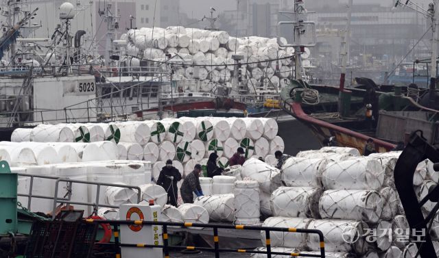 11일 인천 중구 인천항 연안부두에서 어민들이 봄 출어를 앞두고 어장용 부표를 분주하게 선적하며 조업 준비에 박차를 가하고 있다.조병석기자