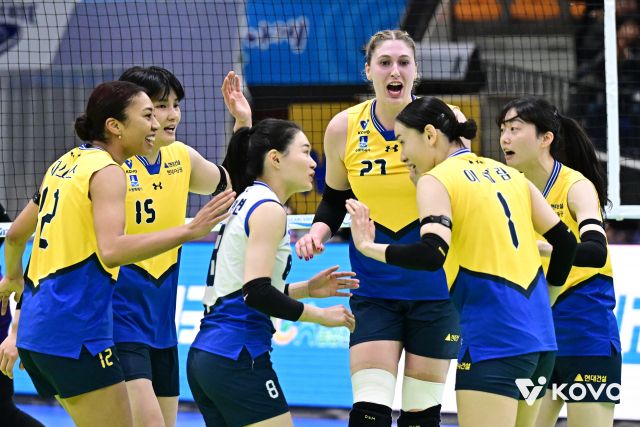 수원 현대건설이 13일 ‘선두’ 김천 한국도로공사와 맞대결을 앞두고 있다. KOVO 제공