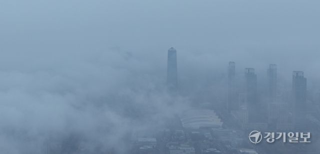 초미세먼지 나쁨 수준을 보인 11일 인천 송도국제도시 일대가 짙은 미세먼지 섞인 안개로 뒤덮히고 있다. 조병석기자