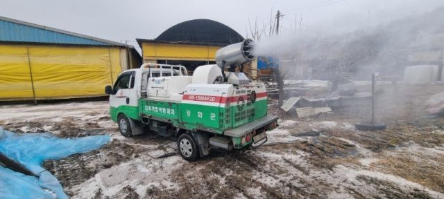 방역차량을 동원한 축사 인근 소독약 살포 장면. 강화군 제공