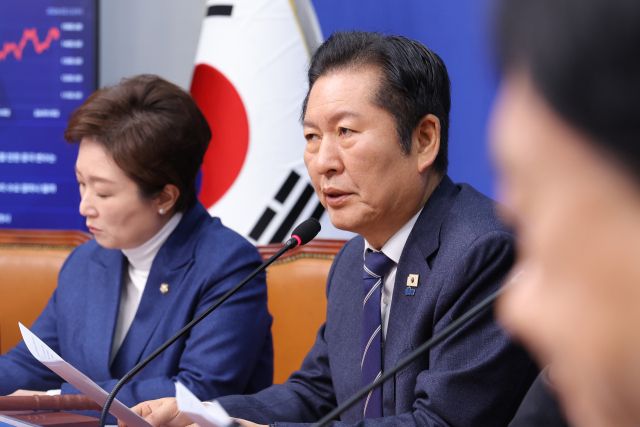 더불어민주당 정청래 대표가 11일 국회에서 열린 최고위원회의에 참석해 발언하고 있다. 연합뉴스