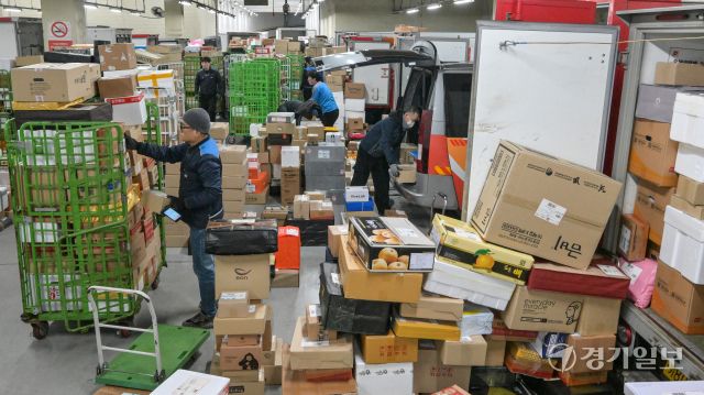 설 연휴를 앞둔 11일 오전 수원특례시 영통구 수원우편집중국에서 직원들이 우편물을 분주히 분류하고 있다. 우정사업본부는 오는 20일까지 특별소통 비상근무 체계에 돌입했다. 이 기간 전국에서 1천232만여 개의 소포우편물 접수가 예상되며 이는 하루 평균 154만 개이다. 윤원규기자