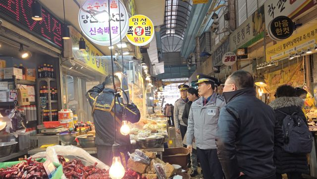 11일 한창훈 인천경찰청장이 설 명정을 앞두고 인천 미추홀구 신기시장을 찾아 현장대응 태세를 점검하고 있다. 인천경찰청 제공