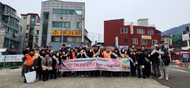 대야동·신천동 상권 활성화 캠페인 참여자들이 포즈를 취하고 있다. 시흥시 제공
