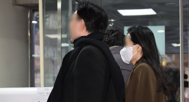 김용 전 민주연구원 부원장 재판에서 '거짓 알리바이' 증언을 부탁한 혐의를 받는 박모씨와 서모씨가 15일 서초구 서울중앙지법에서 열린 구속 전 피의자심문에 출석하고 있다. 연합뉴스