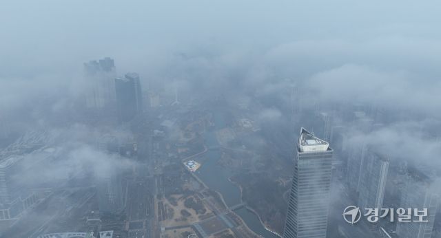 초미세먼지 나쁨 수준을 보인 11일 인천 송도국제도시 일대가 짙은 미세먼지 섞인 안개로 뒤덮히고 있다. 조병석기자