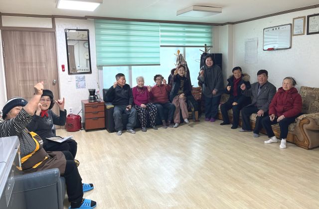 안산시 단원구 고잔동 이인희 동장과 단체장협의회 관계자들이 관내 경로당을 방문해 어르신들께 설 인사를 드리고 담소를 나누고 있다. 안산시 제공