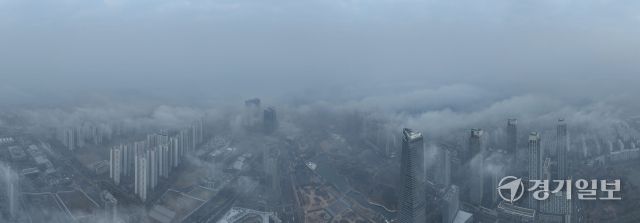 초미세먼지 나쁨 수준을 보인 11일 인천 송도국제도시 일대가 짙은 미세먼지 섞인 안개로 뒤덮히고 있다. 조병석기자