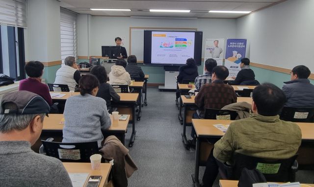 10일 부천시 신중년 노후준비지원센터에서 열린 ‘노후가 가벼워지는 주택연금’ 특강에서 김영 강사가 신중년 시민들을 대상으로 주택연금 활용 사례를 설명하고 있다.부천시 제공