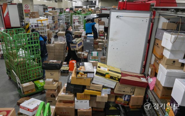 설 연휴를 앞둔 11일 오전 수원특례시 영통구 수원우편집중국에서 직원들이 우편물을 분주히 분류하고 있다. 우정사업본부는 오는 20일까지 특별소통 비상근무 체계에 돌입했다. 이 기간 전국에서 1천232만여 개의 소포우편물 접수가 예상되며 이는 하루 평균 154만 개이다. 윤원규기자