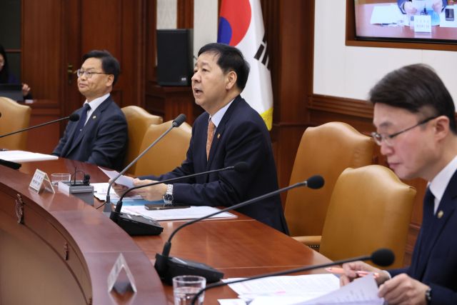 ▲구윤철 부총리 겸 재정경제부 장관이 11일 서울 종로구 정부서울청사에서 열린 민생물가 특별관리 관계장관 TF를 주재하고 있다. 연합뉴스