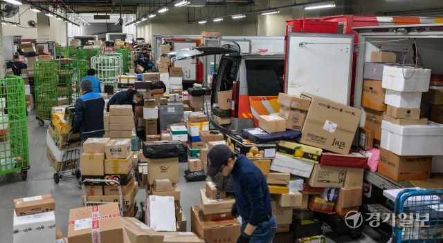 설 연휴를 앞둔 11일 오전 수원특례시 영통구 수원우편집중국에서 직원들이 우편물을 분주히 분류하고 있다. 우정사업본부는 오는 20일까지 특별소통 비상근무 체계에 돌입했다. 이 기간 전국에서 1천232만여 개의 소포우편물 접수가 예상되며 이는 하루 평균 154만 개이다. 윤원규기자