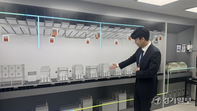 신성이엔지 관계자가 차세대 반도체 공기 제어 솔루션을 소개하고 있다. 실제 반도체 생산라인과 동일한 구조의 클린룸을 구현해 참관객들이 기류의 흐름과 미세입자 제어 과정을 눈으로 확인할 수 있도록 전시했다. 김소현기자