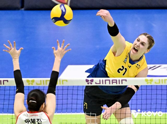 수원 현대건설의 공격을 이끌고 있는 카리(오른쪽). KOVO 제공