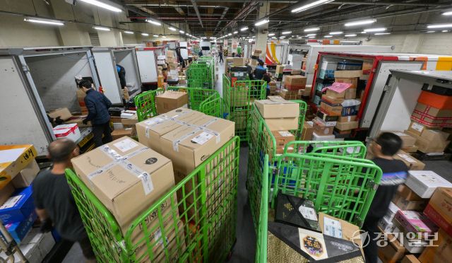 설 연휴를 앞둔 11일 오전 수원특례시 영통구 수원우편집중국에서 직원들이 우편물을 분주히 분류하고 있다. 우정사업본부는 오는 20일까지 특별소통 비상근무 체계에 돌입했다. 이 기간 전국에서 1천232만여 개의 소포우편물 접수가 예상되며 이는 하루 평균 154만 개이다. 윤원규기자