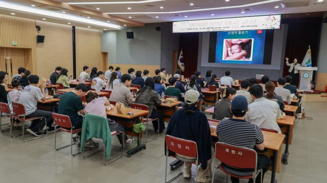 2025년 5월 열린 과천시 부부태교 교실 모습. 과천시 제공