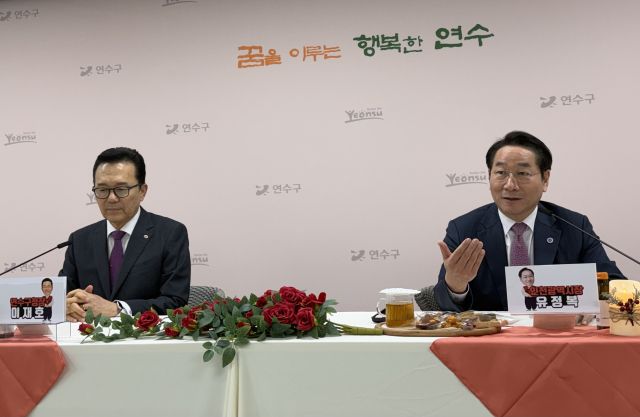 11일 인천 연수구 연두방문에서 유정복 인천시장이 기자실을 찾아 이재호 연수구청장과 취재진의 질문에 답하고 있다. 김샛별기자