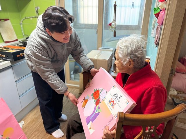 6. 파주시노인복지관, 홀로 명절 맞는 어르신 가정에 병오년 설맞이 후원물품 전달