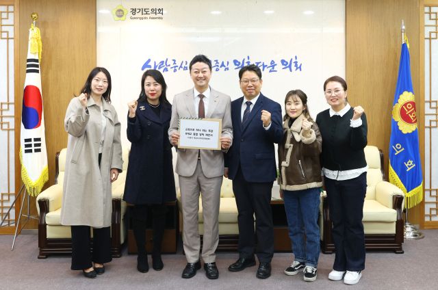 김진경 경기도의회 의장(더불어민주당·시흥3)이 11일 시흥시 목감지구 학부모연합회 관계자들과 기념 촬영을 하고 있다. 김진경 의장 제공