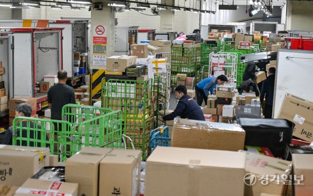 설 연휴를 앞둔 11일 오전 수원특례시 영통구 수원우편집중국에서 직원들이 우편물을 분주히 분류하고 있다. 우정사업본부는 오는 20일까지 특별소통 비상근무 체계에 돌입했다. 이 기간 전국에서 1천232만여 개의 소포우편물 접수가 예상되며 이는 하루 평균 154만 개이다. 윤원규기자