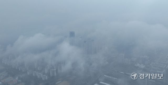 초미세먼지 나쁨 수준을 보인 11일 인천 송도국제도시 일대가 짙은 미세먼지 섞인 안개로 뒤덮히고 있다. 조병석기자