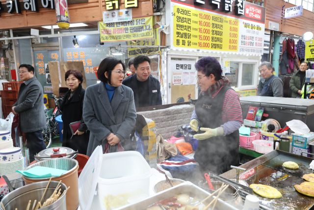 김보라 안성시장이 11일 설 명절을 맞아 공직자들과 안성 전통재래시장을 방문해 상인들의 애로사항을 청취하고 물품 구매에 나섰다. 안성시 제공