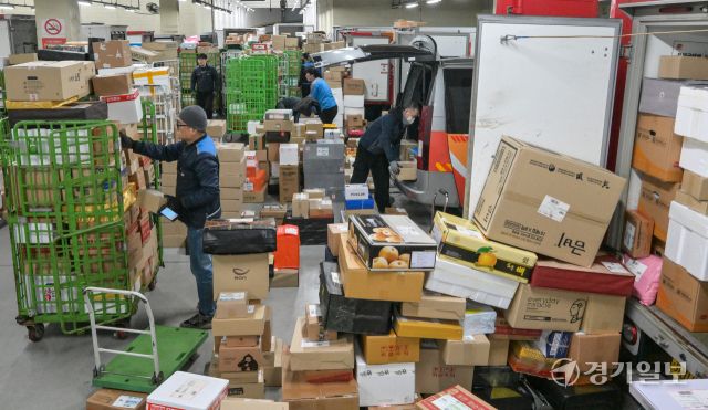 설 연휴를 앞둔 11일 오전 수원특례시 영통구 수원우편집중국에서 직원들이 우편물을 분주히 분류하고 있다. 우정사업본부는 오는 20일까지 특별소통 비상근무 체계에 돌입했다. 이 기간 전국에서 1천232만여 개의 소포우편물 접수가 예상되며 이는 하루 평균 154만 개이다. 윤원규기자