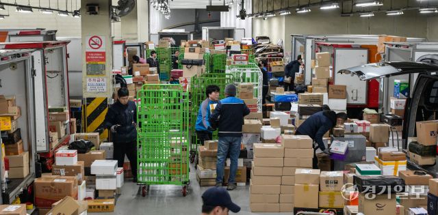 설 연휴를 앞둔 11일 오전 수원특례시 영통구 수원우편집중국에서 직원들이 우편물을 분주히 분류하고 있다. 우정사업본부는 오는 20일까지 특별소통 비상근무 체계에 돌입했다. 이 기간 전국에서 1천232만여 개의 소포우편물 접수가 예상되며 이는 하루 평균 154만 개이다. 윤원규기자
