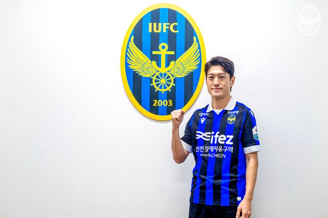 인천유나이티드 유니폼을 입은 이청용 선수. 인천유나이티드 제공