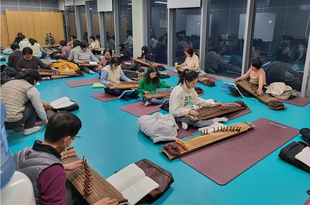 파주문화원 문화학교가 다음달 3일 개강을 앞두고 수강생들을 모집한다. 사진은 가야금 강좌 수업 모습. 파주문화원 제공