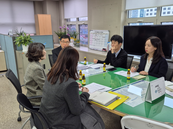 10일 부천시와 인천지방국세청 관계자들이 유튜버 불법 방송 후원 수익구조 대응을 위한 실무회의를 하고 있다.