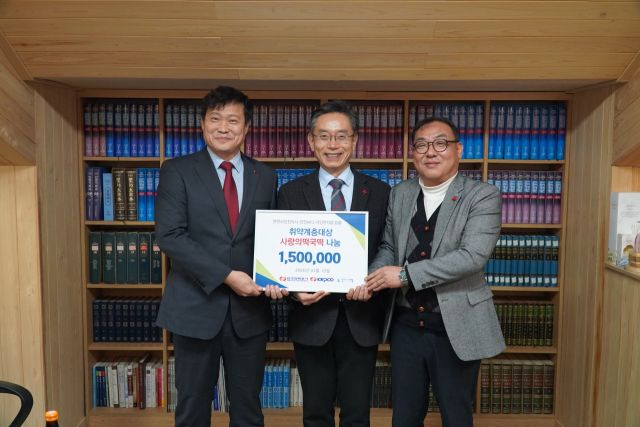 주상도 한전 인천본부 서인천지사 지사장(왼쪽)이 취약계층을 위한 기부금을 전달한 뒤 곽수관 ㈔함께가는 세상 대표(가운데), 박명환 한전MCS㈜ 서인천지점장과 함께 기념촬영을 하고 있다. 한전 인천본부 서인천지사 제공