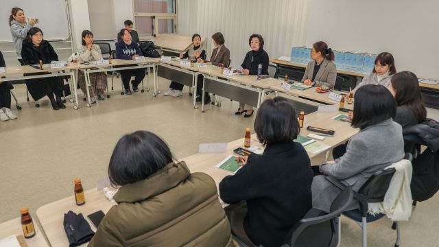 과천시정신건강복지센터 자살예방센터가 지난 11일 개최한 ‘2026년 학교상담복지사 간담회’에서 참석자들이 아동·청소년 자살 예방을 위한 의견을 나누고 있다. 과천시 제공