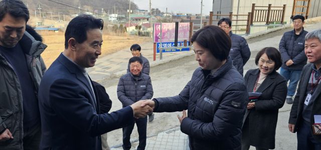 백영현 시장이 ‘나린에코’ 정미옥 대표와 악수를 나누며 현장 애로사항을 듣고 격려하고 있다. 손지영기자