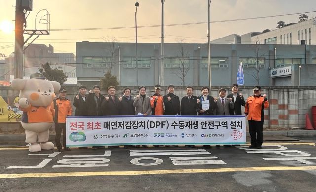 김동근 안양시 도로교통국장(왼쪽 세 번째)이 11일 삼영운수 평촌차고지에서 관계기관 간담회를 진행했다. 안양시 제공