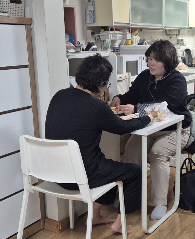 동안구보건소 방문간호사가 직접 65세 이상 어르신 가정에 방문했다. 안양시 제공